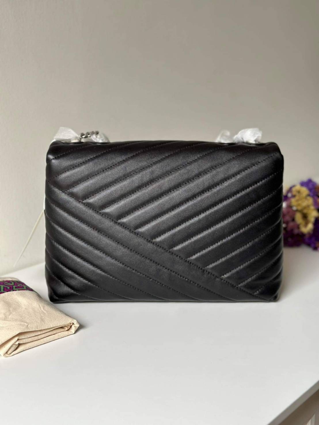 NEW TORY BURCH KIRA CHEVRON CONVERTIBLE SHOULDER BAG สีดำอะไหล่เงิน SZ.Height: 7.3" (18.5cm); length: 10.8" (27.5cm); depth: 3.2" (8cm)