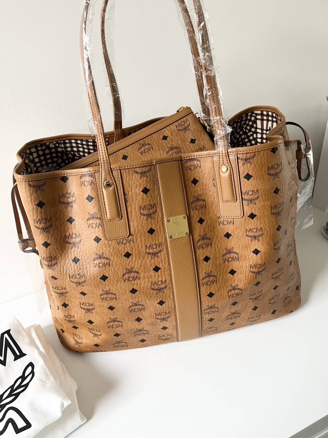 NEW MCM MEDIUM REVERSIBLE SHOPPER ใช้ได้ 2 ด้าน Sz. ใบแม่ 14” (L) x 11” (H) x 6” (W) ปากบน 17” อุปกรณ์ถุงผ้า/การ์ด