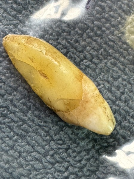 พระทันตธาตุ หลวงพ่อสาย วัดท่าไม้แดง จ.ตาก ผมได้พระทันตธาตุครูบาต่าง ๆ มาจากคุณปู่เสน่ห์ อายุ 83 ปี อดีตรับราชการครู เป็นครู และเป็น ผ.อ. ในโรงเรียนหลายจังหวัดในภาคเหนือ ปลดเกษียณมาแล้ว 23 ปี (บันทึก 2567) ปัจจุบันนี้ปู่เสน่ห์ะทำ resort จังหวัดแพร่