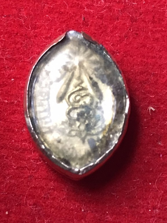 ล็อกเกตหลวงปู่แหวน ประมาณปี 252x ร้านทองสร้างถวาย เป็นทอง 90 บาง ๆ มีโค้ดร้านทอง จำนวน ๓ องค์