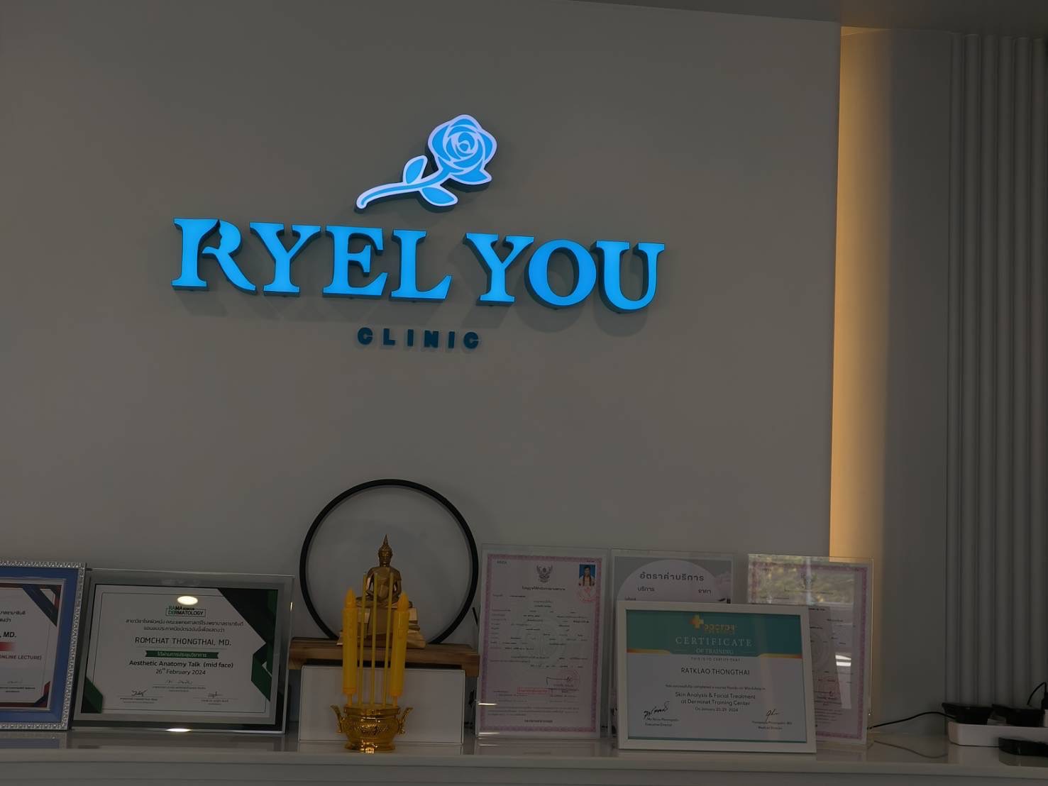 งานผลิตติดตั้ง ป้ายอักษรไฟออกหน้าไร้คิ้ว ป้ายไฟร้านCLINIC ป้ายขอนแก่น