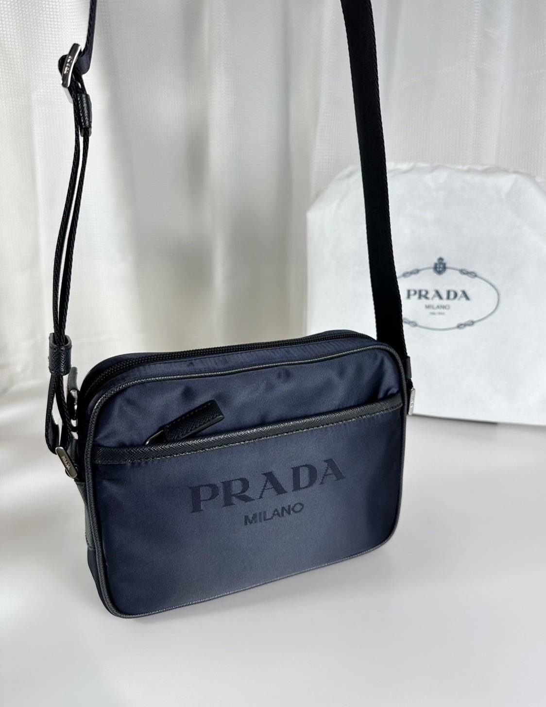 New Prada Nylon crossbody สี Navy สายปรับได้ / มี Prada Logo ที่สาย ขนาด 8" x 2.5" x 6" นิ้ว