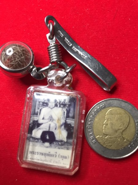 บูชาแล้ว แหนบหนีบกระเป๋าเสื้อติดรูปถ่าย พระเกศา หลวงพ่อพระราชอุทัยกวี (หลวงพ่อพุฒิ) เจ้าคณะจังหวัดอุทัยธานี