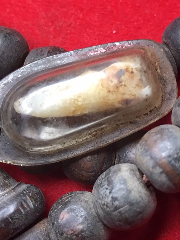 พระทันตธาตุ และประคำครูบาวัดสันโค้ง อ.แม่จัน จ.เชียงราย ได้มาจากคุณครูดนัย อดีตเป็นครูสอนโรงเรียนแม่จันวิทยาคม ปัจจุบันอายุ 79 ปี เปิดร้านอาหารอยู่น อ.แม่จัน ครูดนัยท่านเป็นลูกศิษย์ครูบาวัดสันโค้ง ท่านเล่าว่าได้พระทันตธาตุมาในปี 2519 พร้อมกับประคำ