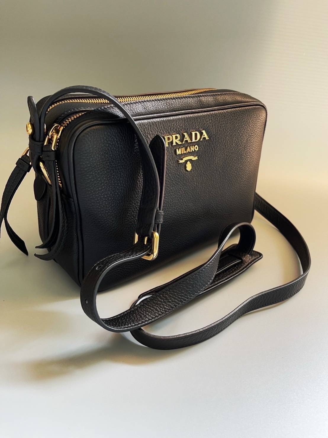 Lot นี้ราคาเดิมนะคะ รอบหน้าราคาใหม่จ้า New Prada Camerabag 2ซิป หนังดำอะไหล่ทอง น้ำหนักเบา ใส่ของได้เยอะ สายปรับได้