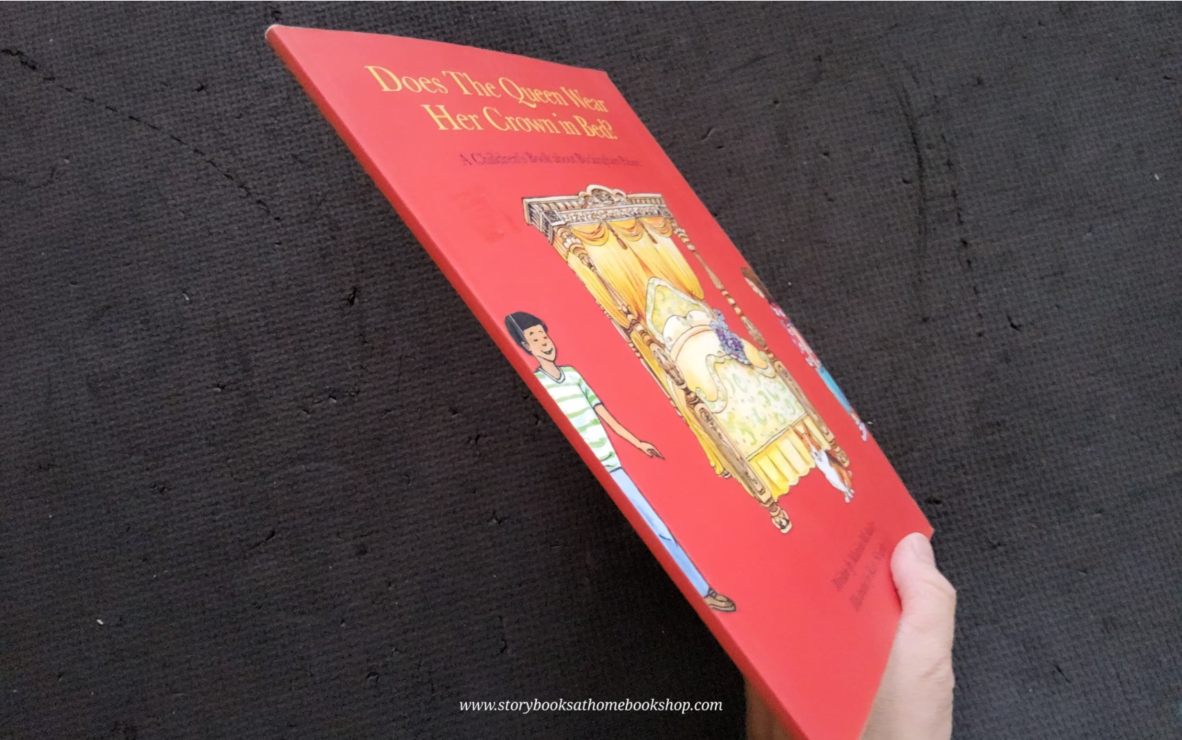 KNOWLEDGE BOOK** ♥️♥️DOES THE QUEEN WEAR HER CROWN IN BED? (A Children's Book about Buckingham palace)