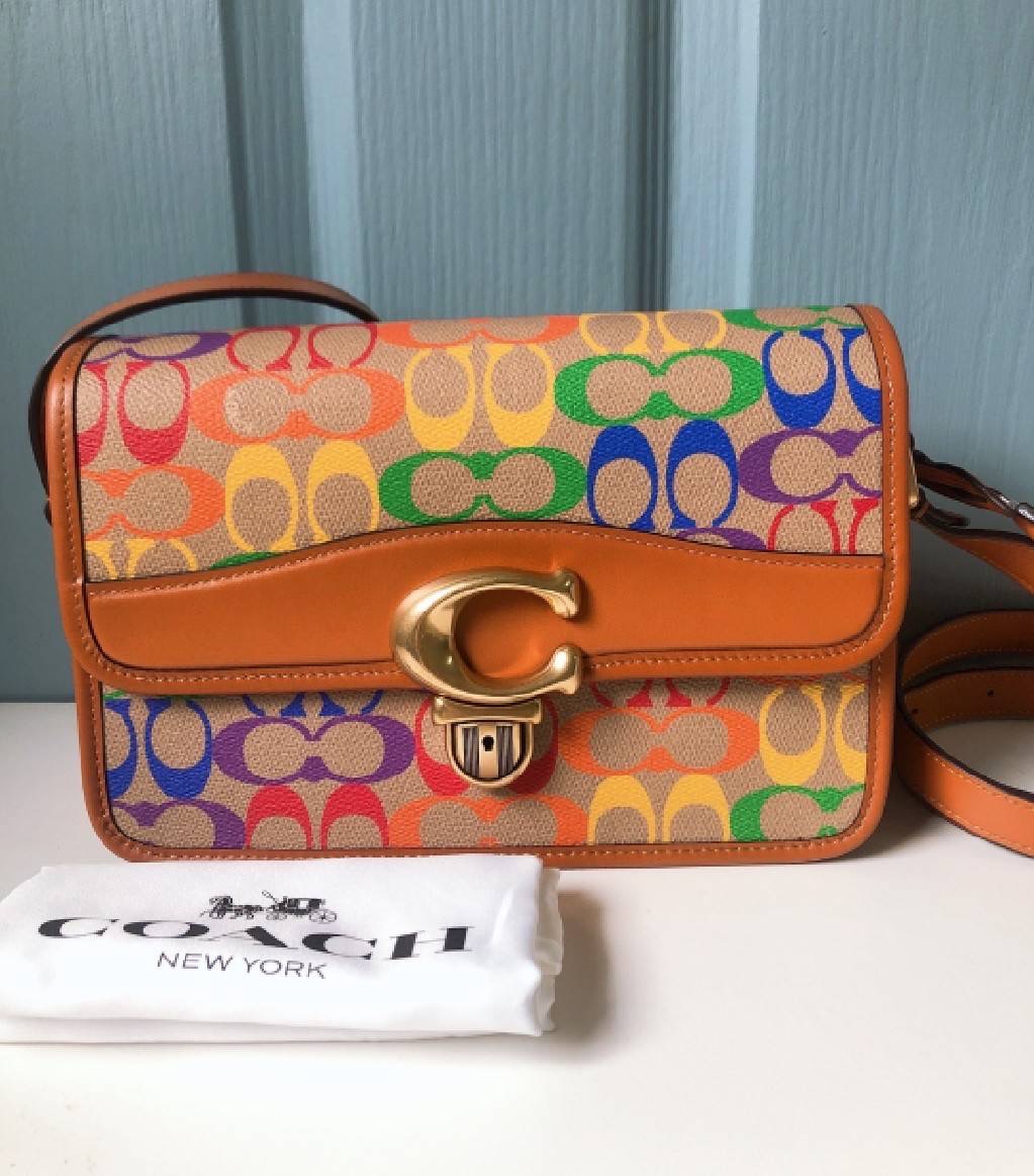 New COACH Studio Shoulder Bag In Rainbow Signature Canvas (shop) Size: 9.75" (L) x 6.25" (H) x 3.5" (W) อุปกรณ์ ป้าย การ์ด ถุงผ้า