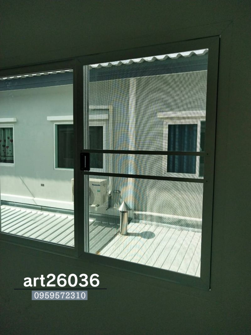 ประตูแนวมินิมอล กระจกสีบานเลื่อนพร้อมมุ้งลวด