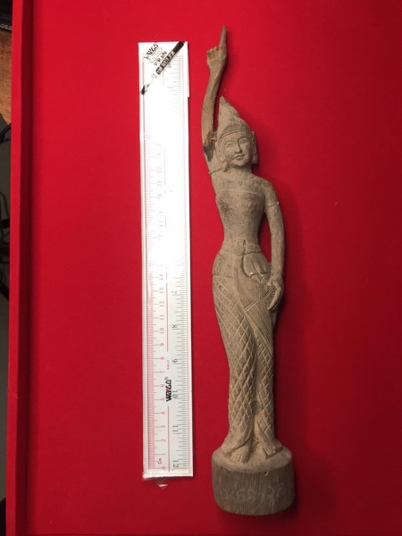 เจ้าแม่จามเทวี ไม้แกะ มีรอยจารหลวงปู่ ได้มาจากเชาวกะเหรี่ยง แม่วาง จ.เชียงใหม่ เคยไปช่วยหลวงปู่สร้างวัด