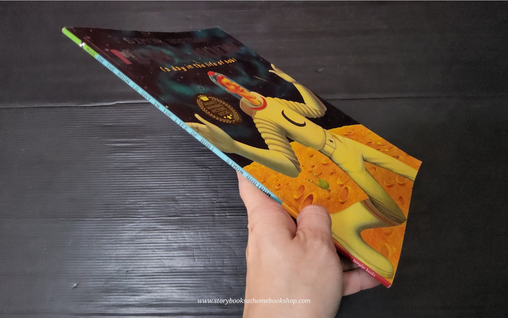 หนังสือนิทานปกอ่อน** 🍅🍅MAN ON THE MOON (A DAY IN THE LIFE OF BOB) BY SIMON BARTRAM