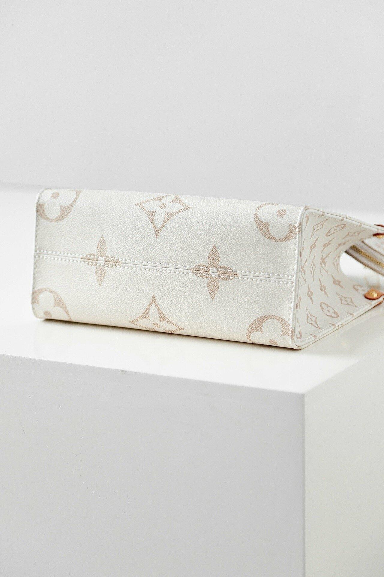 [Pre-order]กระเป๋า Louis Vuitton On The Go Premium Pochette With OG Magnetic Box & Dust Bag - Coin Pouch งานคุณภาพที่ดีที่สุด