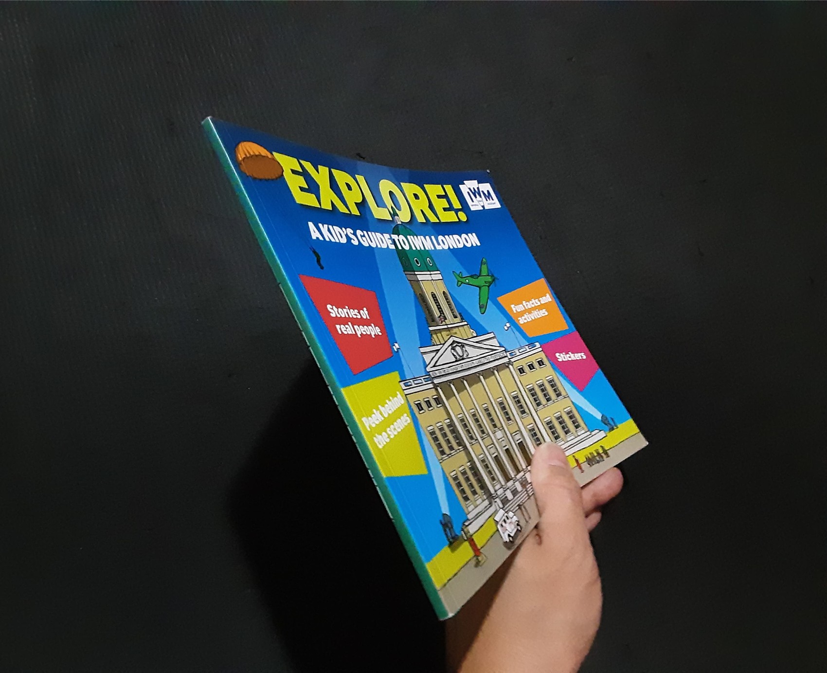 หนังสือนิทาน ความรู้ ปกอ่อน 🍅🍓EXPLORE A KID'S GUIDE IWM LONDON