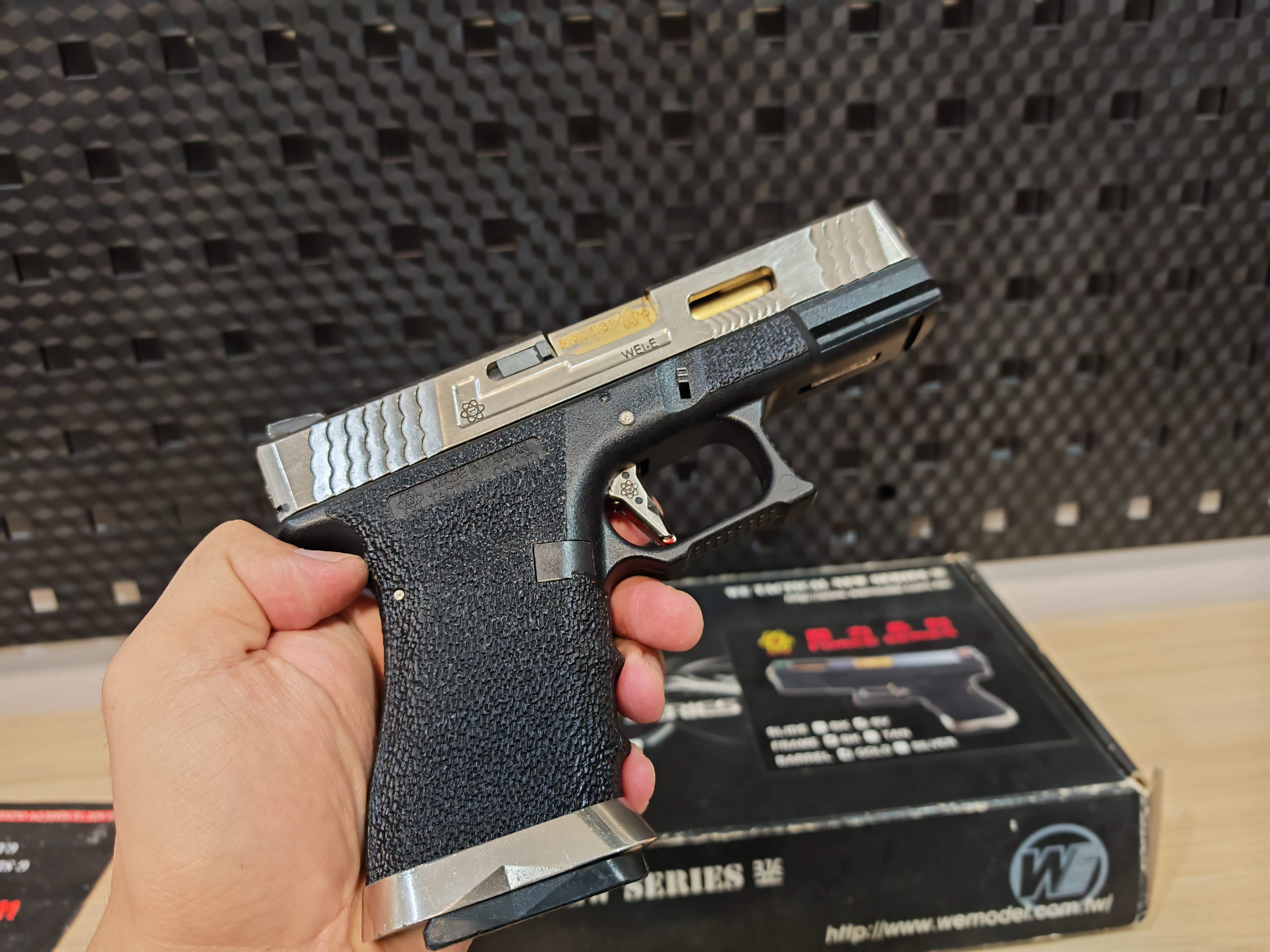 WE Glock19 G-Force Custom เฟรมดำ สไลด์เงิน ลำกล้องทอง GBB BB Gun บีบีกัน แบบแก๊ส ปืนอัดลม มือสอง Airsoft Gun