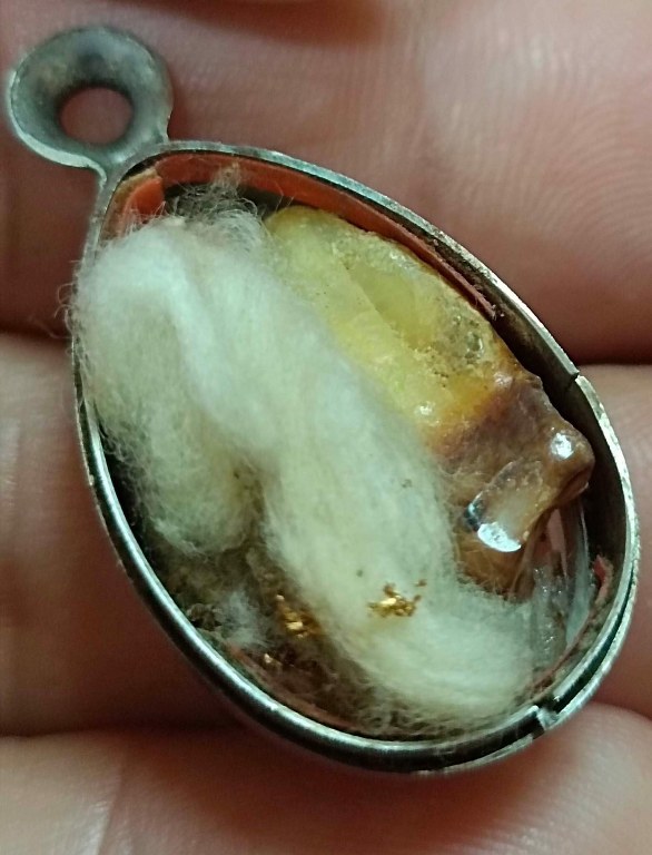 พระทันตธาตุ และเม็ดประคำ ครูบาอินโต คัธวังโส วัดบุญยืน จ.พะเยา ได้มาจากครูประหยัด อายุ ๖๐ ปี (บันทึก พ.ศ.๒๕๖๖) เคยสอนอยู่ที่โรงเรียนสันโค้ง จ.เชียงราย ปัจจุบัน (พ.ศ.๒๕๖๖) เกษียณอายุแล้ว