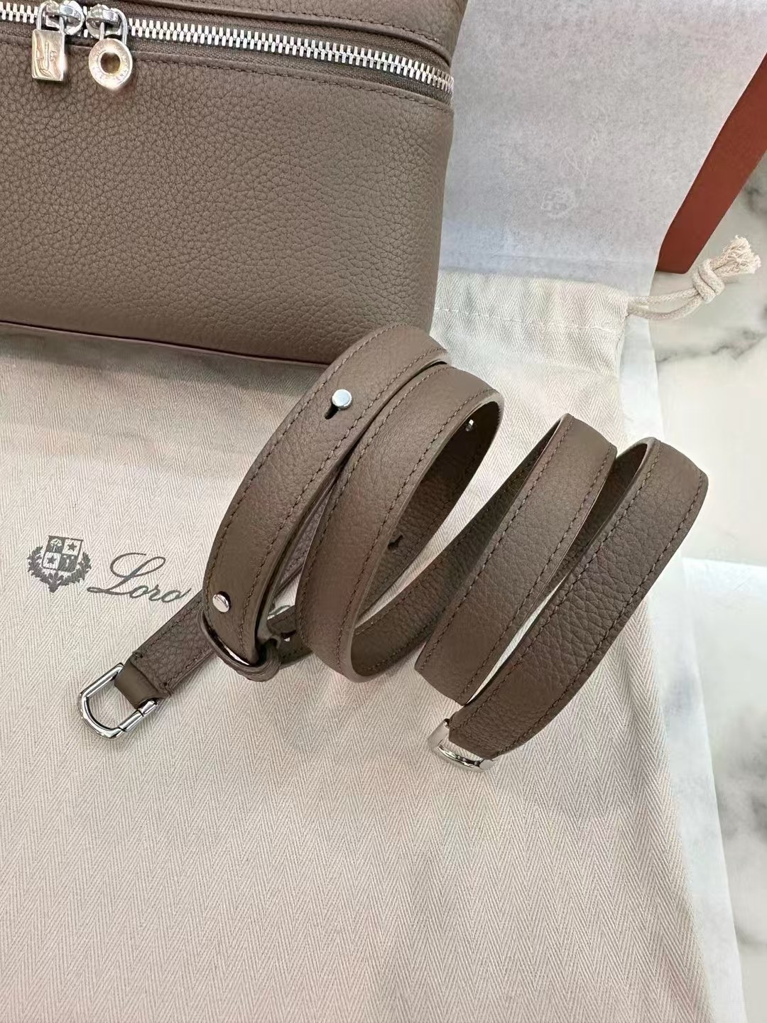 [Pre-order] Loro Piana รุ่น L19 Extra Pocket Pouch Classic Gray Calfskin งานเกรดคุณภาพเทียบแท้ VIP QUALITY