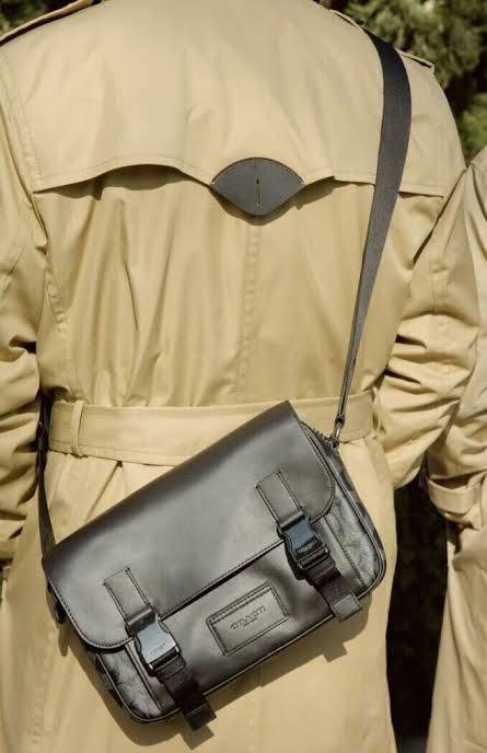 New Coach Track Crossbody In Signature Canvas ขนาด : 10 1/2" (L) x 7" (H) x 2 1/2" (W)