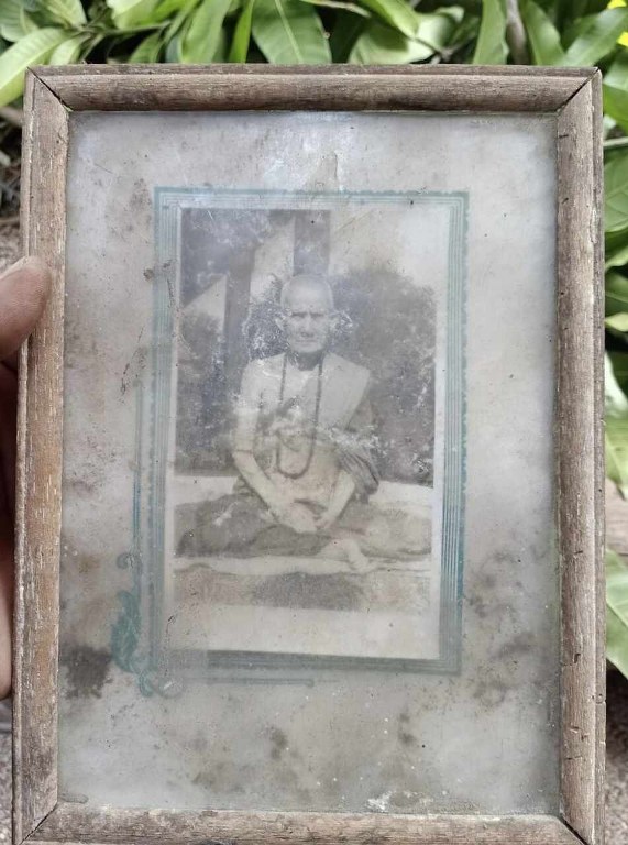 พระทันตธาตุ พร้อมรูปถ่ายครูบาเผือก วัดบ้านชั่งแปลง8 ดอยเต่า จ.เชียงใหม่ ได้จากคุณแม่เล็ก อายุ 63 ปี อาชีพขายปลาสดในตลาด อ.ดอยเต่า คุณแม่ได้สืบมาจากพ่อมูล หรือปู่มูล ท่านเป็นคน อ.ดอยเต่า เป็นศิษย์และหลานครูบาเผือก ท่านได้พระทันตธาตุนี้มาเมื่อปี 2515