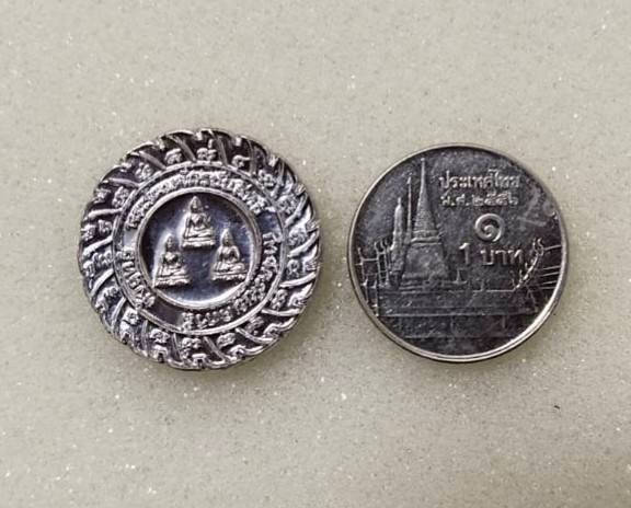 เหรียญรัตนจักรชัยสิทธิ์ กันโรคระบาด กำจัดภัยยุคกาลี ๑๐ ประการ หลวงปู่ชื้น วัดญาณเสน ปี 2546 (เนื้อตะกั่ว)