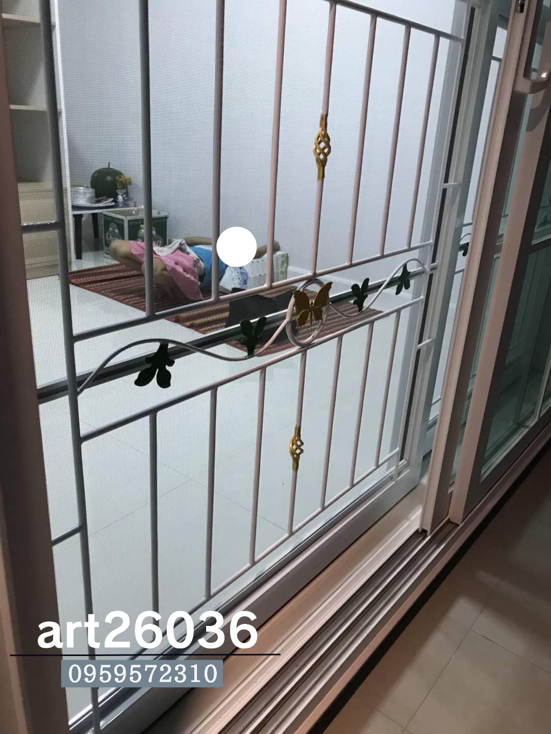 เหล็กดัดสีอบพร้อมมุ้งลวด ลายผีเสื้อ หน้าต่างพร้อมผ้าม่าน