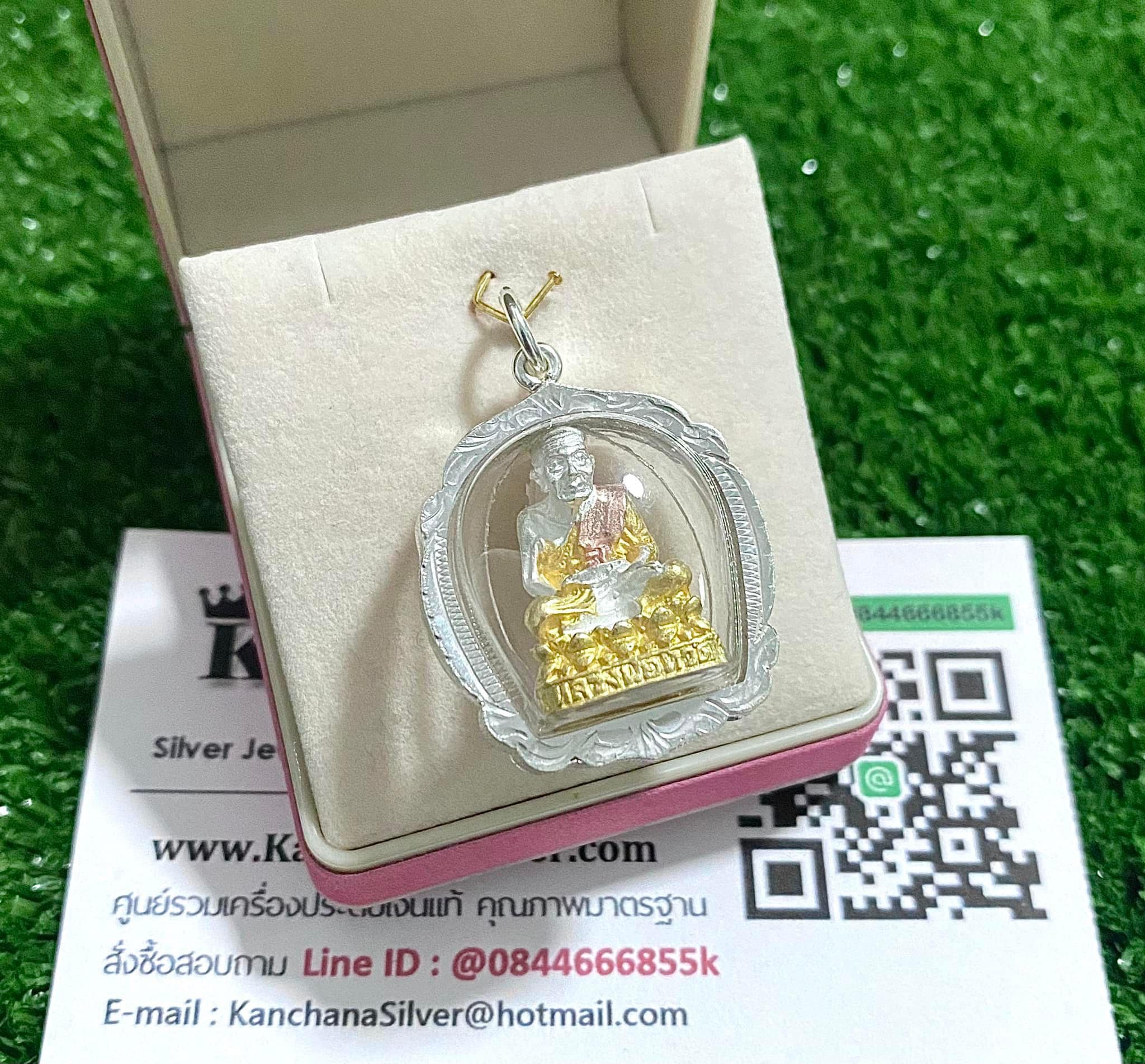 จี้หลวงปู่ทวดเงินแท้ กว้าง 2.6 ซม. สูง 2.9 ซม. ขนาดใหญ่กว่าเหรียญ 10 บาท