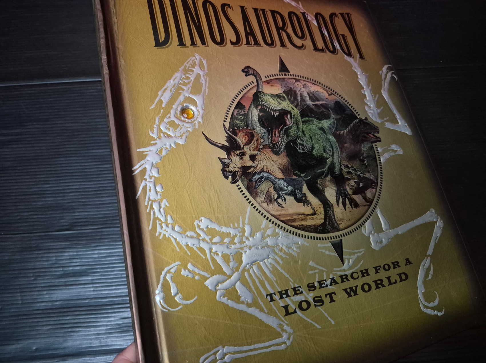KNOWLEDGE BOOK ** ð
ðDINOSAUROLOGY THE SEARCH FOR A LOST WORLD