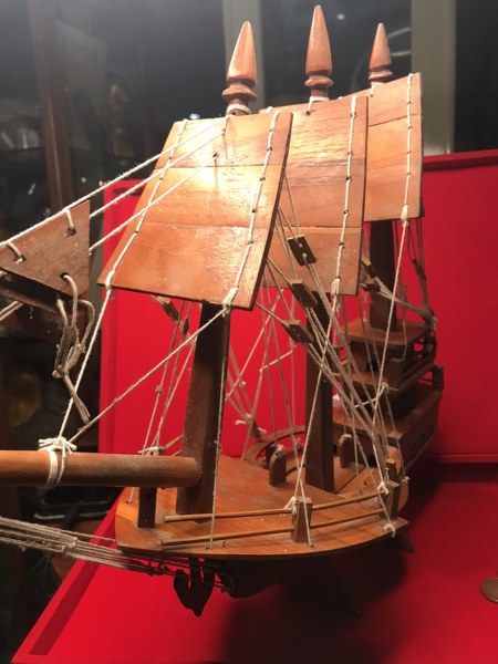 เรือใบ มีรอยจารหลวงปู่ครูบาชัยยะวงศา บนใบเรือใบหน้า และใบกลาง เป็นของกำนันแก้ว กำนันแก้วท่านเป็นคนบ้านห้วยไฟ ต.แม่อาว อ.ป่าซาง ใกล้ดอยทุ่งหัวช้าง