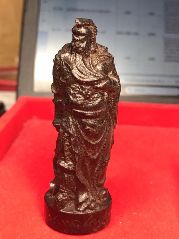 ท่านกวนอู ไม้แกะ มีรอยจาร เนื้อไม้มีสีดำ น้ำหนักไม่มากนัก ได้มาจากอดีตพระวัดพระพุทธบาทห้วยต้ม ชื่อพระจอดี้ เคยรับใช้ครูบาวงศ์ราว ๆ ปี 2537-2543 ท่านเล่าว่าท่านได้มาประมาณปี 2538 ช่างไทยใหญ่แกะถวายให้ครูบาวงศ์เสก เพื่อบูชาติดตัวไปทำงานที่อื่น