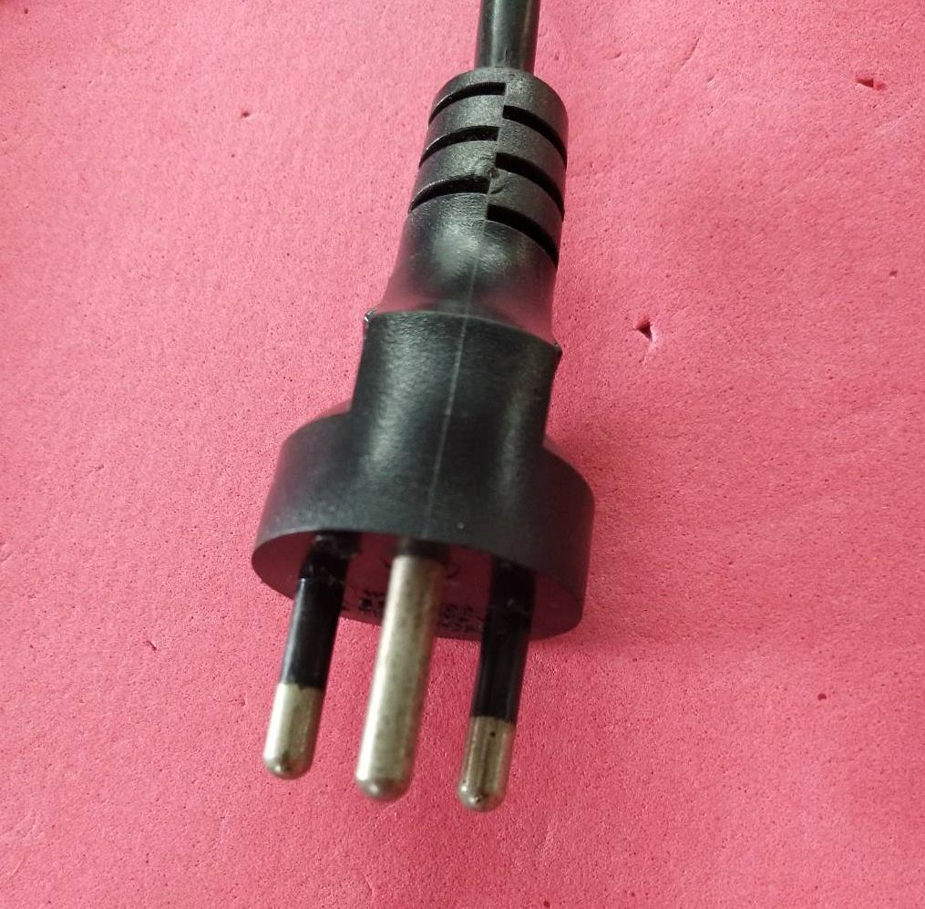 สายไฟ หัวงอ ของแท้โรงงาน /สายไฟAC/สายปลั๊กทีวี /ปลั๊กคอม/ปลั๊กหม้อหุงข้าว/กระทะไฟฟ้า และเครื่องใช้ไฟฟ้าอื่นๆที่ปลั๊กเหมือนกันได้หลากหลายรุ่น ความยาว 1.8เมตร