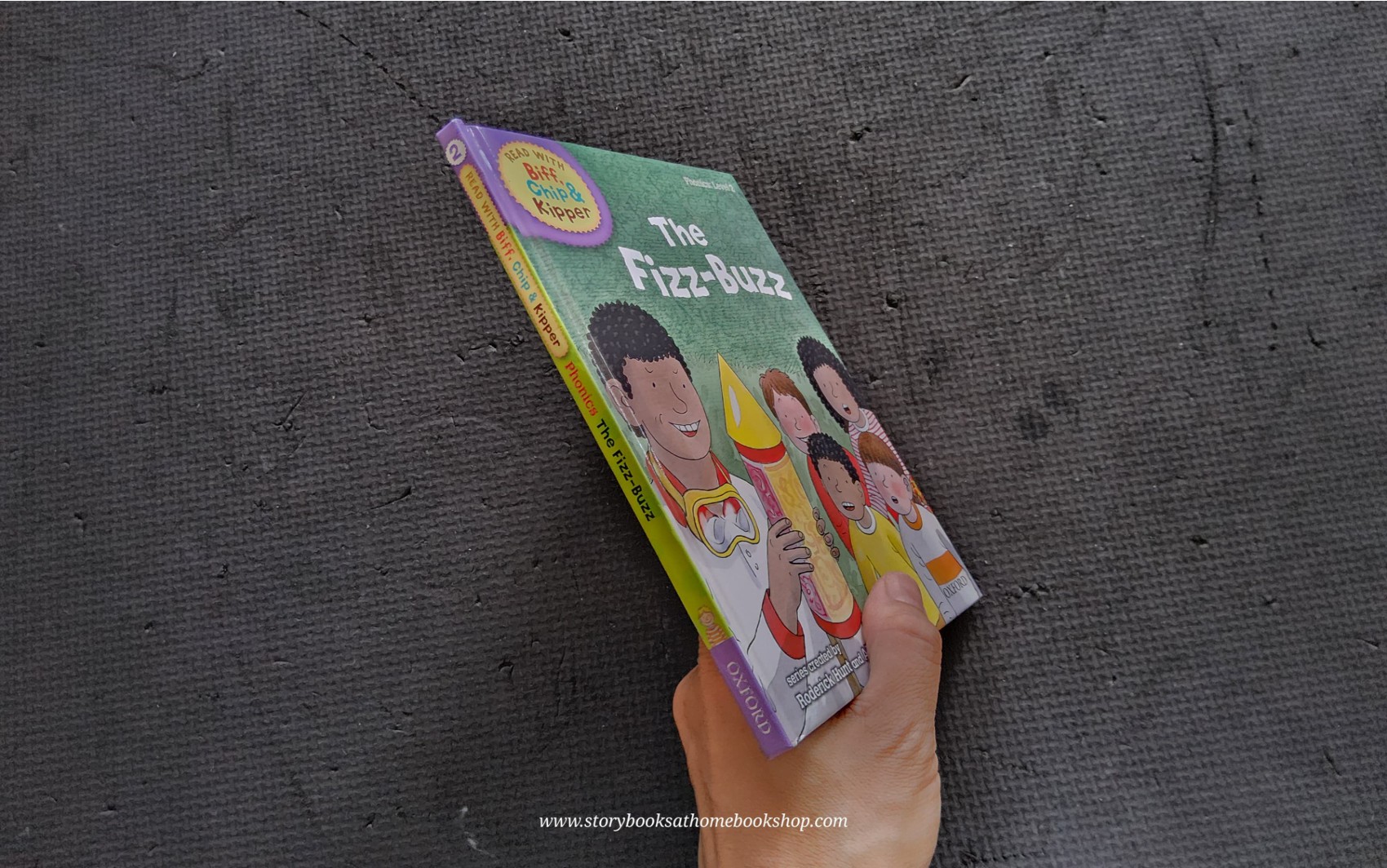 หนังสือนิทานปกแข็ง** 🍅🍅READ WITH BIFF,CHIP&KIPPER:THE FIZZ-BUZZ PHONICS LEVEL2