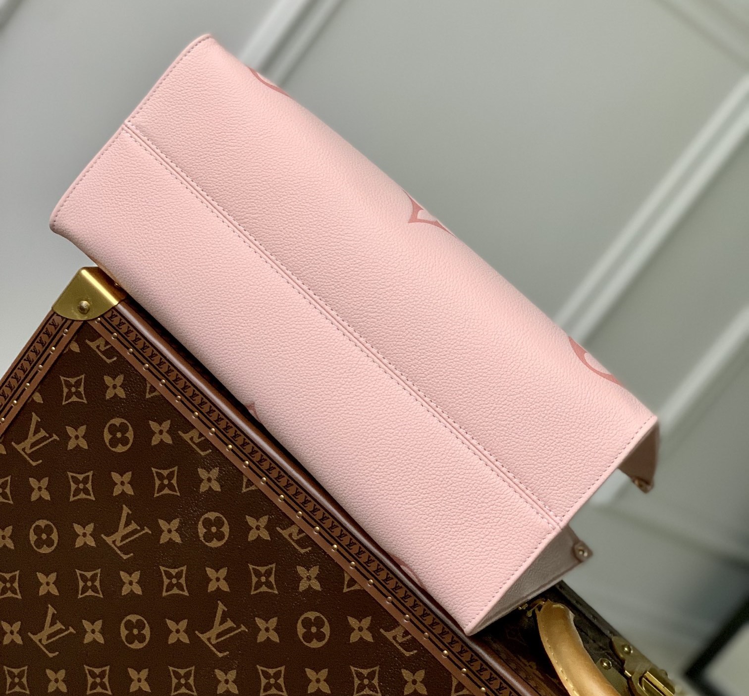 [Pre-order]กระเป๋า Tote bag Louis Vuitton OnTheGo Embossed Degrade Rose - M46542 งานคุณภาพที่ดีที่สุด