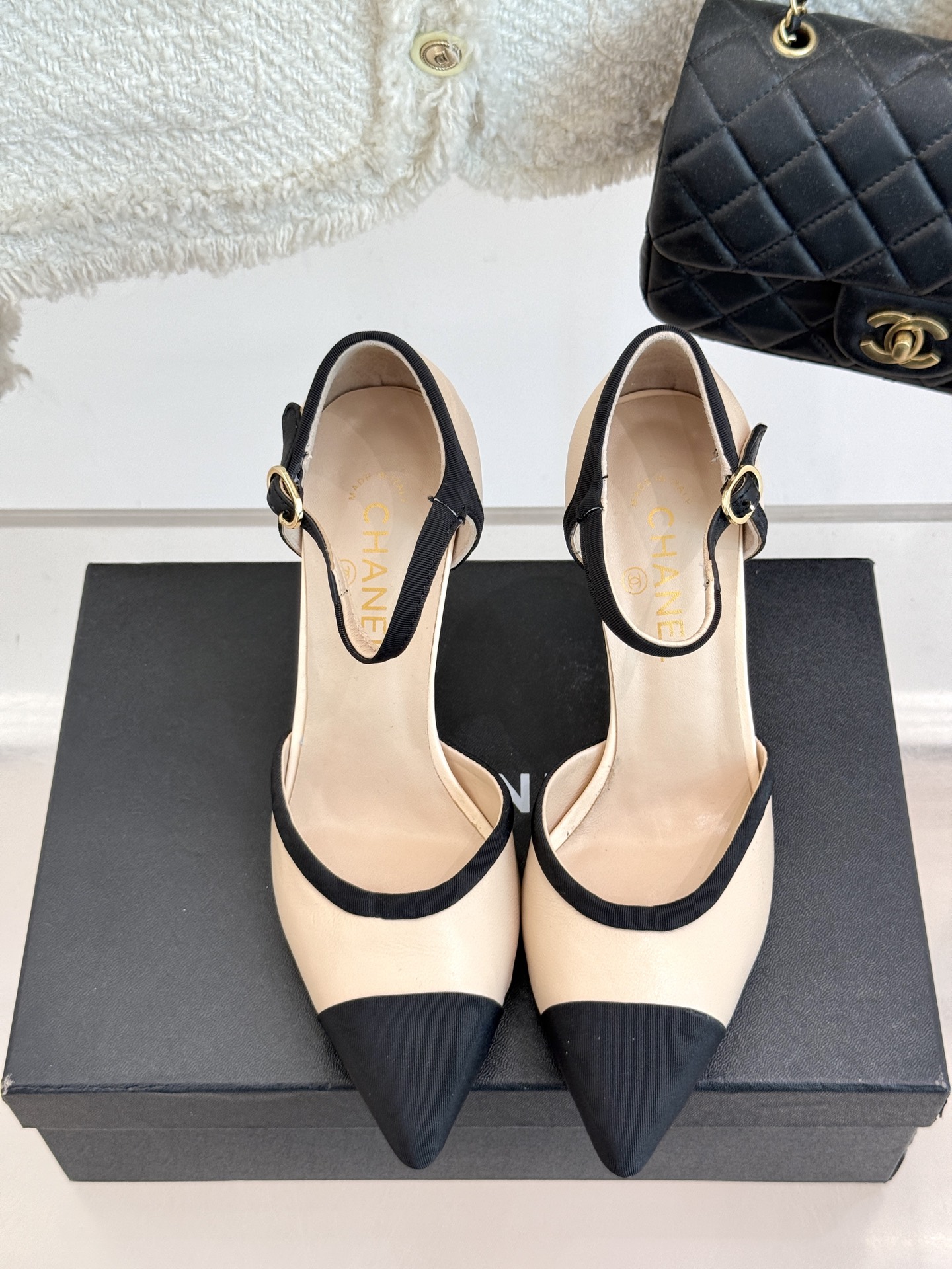 [Pre-order] รองเท้า Chanel Beige/Black Leather CC Cap-Toe Pearl Heel เกรดที่ดีที่สุด