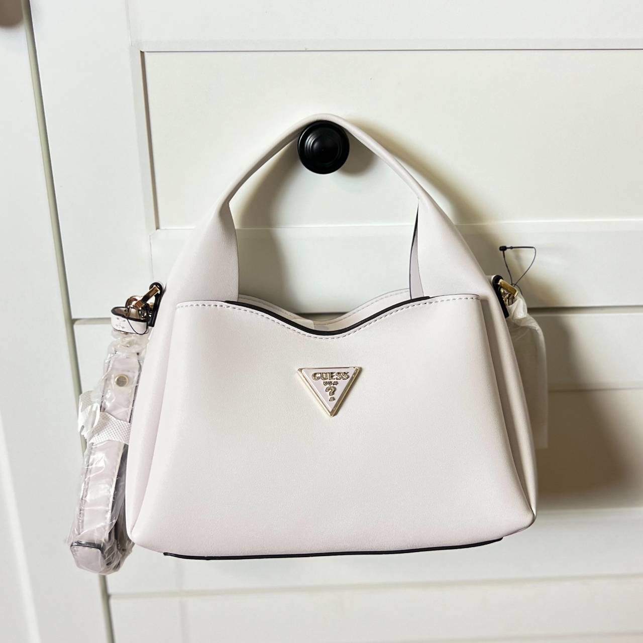 มาเพิ่มอีก 2 ใบ New Guess Iwona TopHandle Crossbody กระเป๋าสะพาย ถือหิ้วได้ หนังเรียบสีขาวสวย มีสายยาวสะพายครอสได้ Size: 29 x 29 x 12cm อุปกรณ์ ป้ายห้อย ถุงผ้า