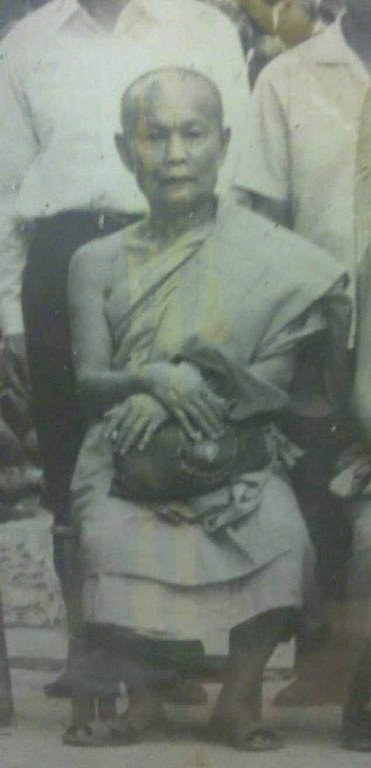 พระทันตธาตุ หวายเสก ครูบาบุุญญาภินันท์ วัดกำแพงงาม อ.หางดง จ.เชียงใหม่ เจ้าของเดิมคือหนานบุญ เสียชีวิตแล้วเมื่อปี 2548 พระทันตธาตุและหวายเสกนี้ ได้มาจากหลานหนานบุญ ชื่อปลั๊ก อายุ 33 ปี ปัจจุบันมีอาชีพ ขายผลไม้ในตลาดแม่วาง จ.เชียงใหม่