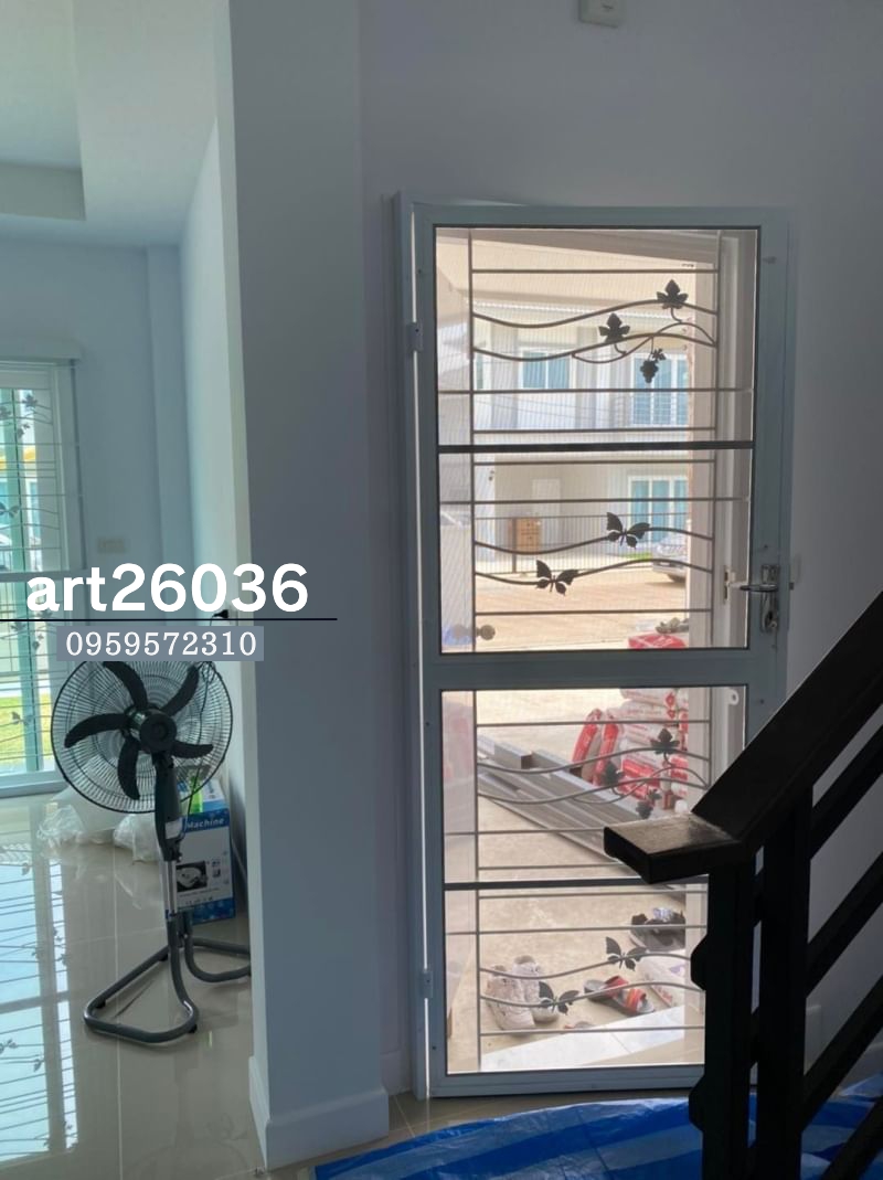 เหล็กดัดพร้อมมุ้งลวด ผีเสื้อสีขาว มีทั้งประตูและหน้าต่าง