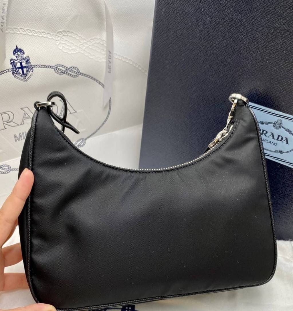 New Prada *ล็อตใหม่ไม่มีการ์ดแข็ง ขนาด : Width: 22cm x Height: 18cm x Depth: 6.5cm อุปกรณ์ : กล่อง การ์ด ถุงผ้า ถุงกระดาษ shop king power