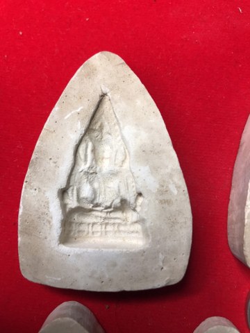 แม่พิพม์พระพุทธชินราช ได้มาจากคุณครูท่านหนึ่ง บอกว่าคุณพ่อได้มาจาก ท่่านที่เป็นคณะกรรมการวัด วัดป่าดอนมูล ใช้สำหรับปั๊มมวลสารชานหมากเกศา หลวงปู่คำแสน คุณาลังกาโร เพื่อแจกศรัทธา