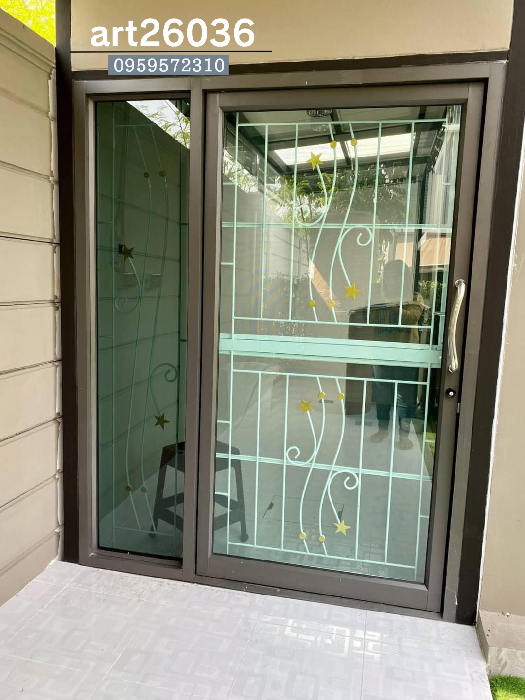 เหล็กดัดพร้อมมุ้งลวด ลายปลาวงกลมและดาว ฟิล์มกระจกสีดำ บานเลื่อน