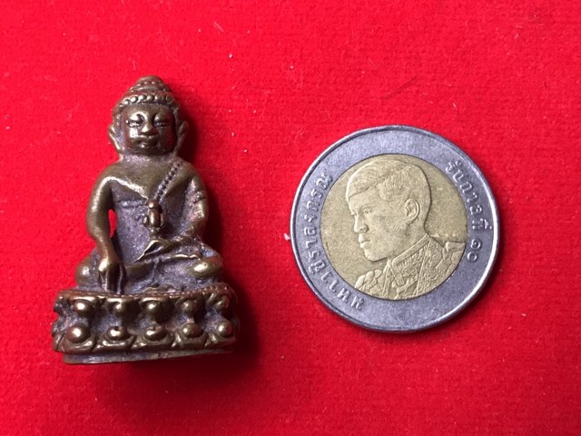 พระกริ่งหลวงปู่โต๊ะ ออกวัดสิงโตทอง จ. ราชบุรี เนื้อทองผสม ตอกโค๊ด ปี 2521 วัดสิงโตทองเป็นวัดที่หลวงปู่โต๊ะได้ร่วมสร้างและได้ไปปฏิบัติธรรมในช่วงออกพรรษา เป็นเวลา 4-5 ปี