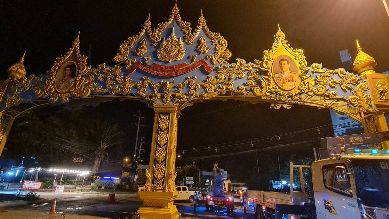 ซุ้มประตูเมืองแบบสามเสา