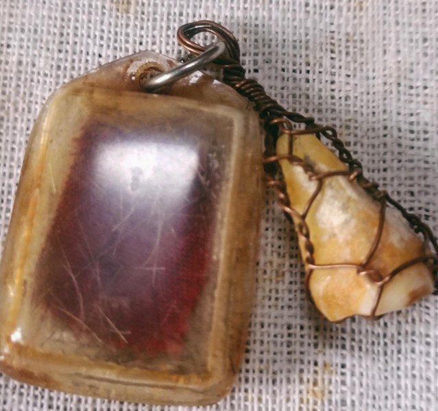 พระทันตธาตุครูบดวงคำ วัดสำเภา จ.เชียงใหม่ ได้มาจากลุงอาคม อายุ 72 ปี อดีตทำงานเป็นอาจารย์สอนวิทยาเทคนิค เชียงใหม่ ลุงอาคมเป็นญาติและรับใช้เป็นศิษย์ครูบาดวงคำ ตอนปี 2520-2532 คุณพ่อของคุณลุงอาคมเป็นกรรมการวัดและเป็นญาติผู้น้องของครูบาดวงคำ