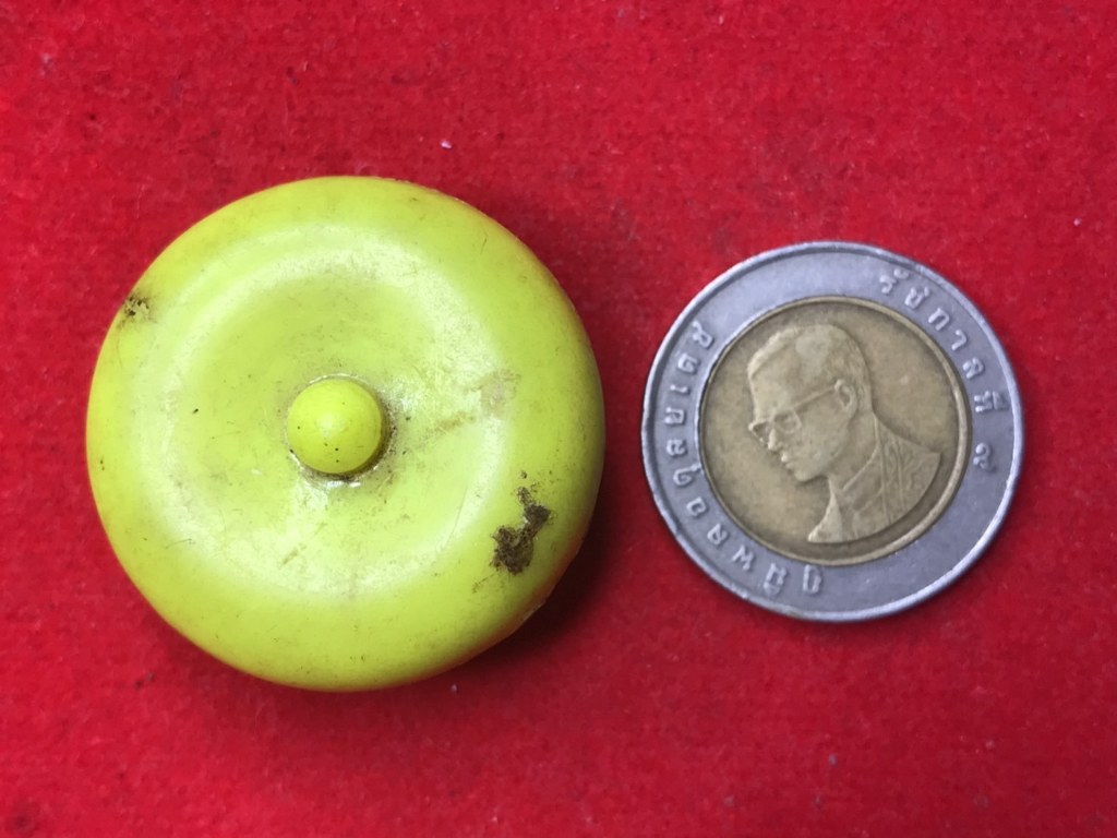 พระทันตธาตุ ครูบาตั๋น วัดย่าพาย ได้มาจากกำนันคำ อดีตกำนันบ้านปากกอง อ.สารภี จ.เชียงใหม่ ปัจจุบันอายุ 86 ปี (บันทึก พ.ศ.2566) กำนันคำได้พระทันตธาตุครูบาตั๋นนี้เมื่อ พ.ศ.2556 ได้มาจากลูกศิษย์ครูบาตั๋น ชื่อผู้ใหญ่เจริญ ปัจจุบัน อายุ 70 กว่าปี