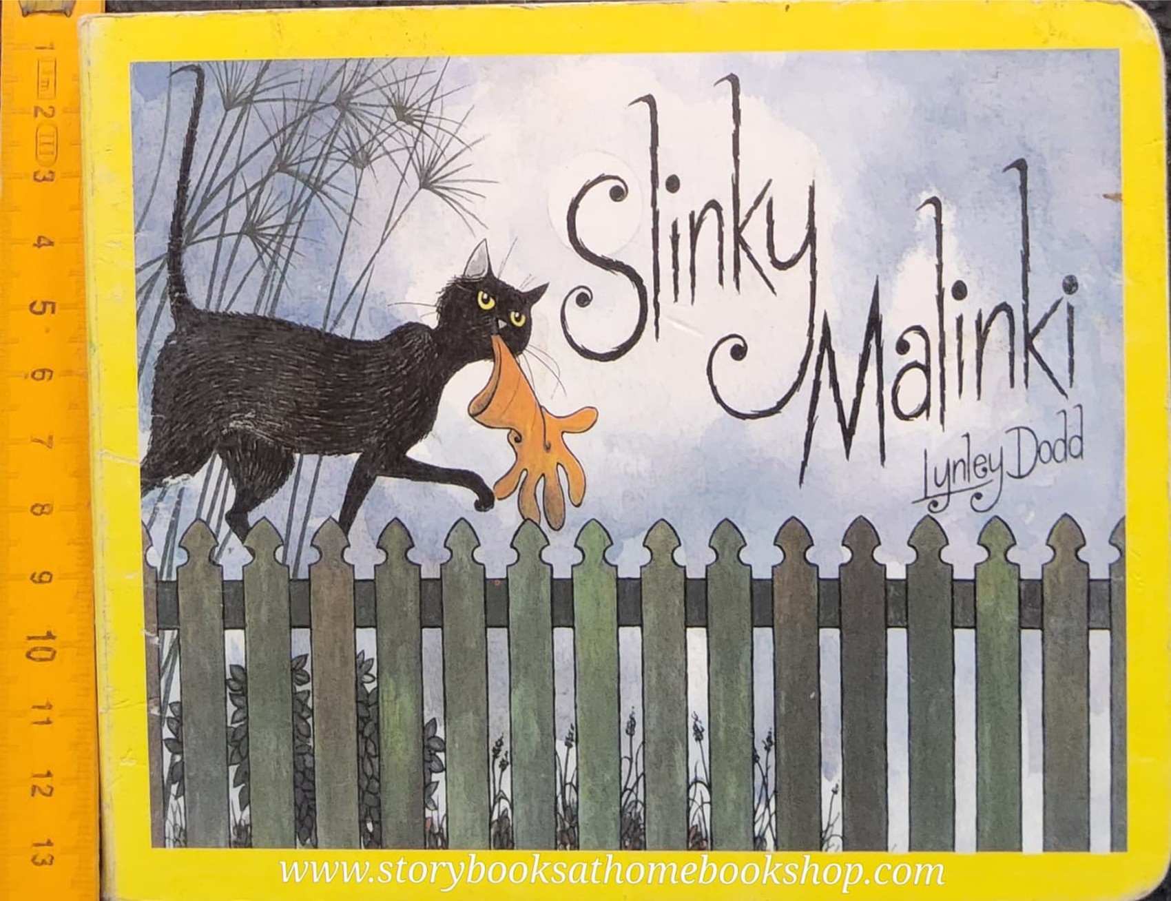 BOARD BOOK ** 🍅🍓Slinky Malinky by Lynley Dodd