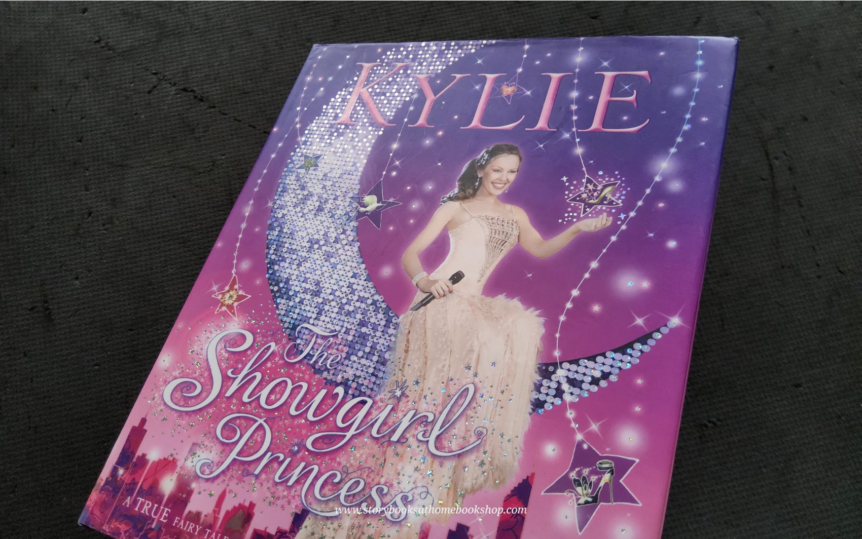 หนังสือนิทานปกแข็ง** 🍅KYLIE THE SHOWGIRL PRINCESS: ATUR FAIRY TALE FULL OF GLITTER,GLAMOUR AND DREAM!