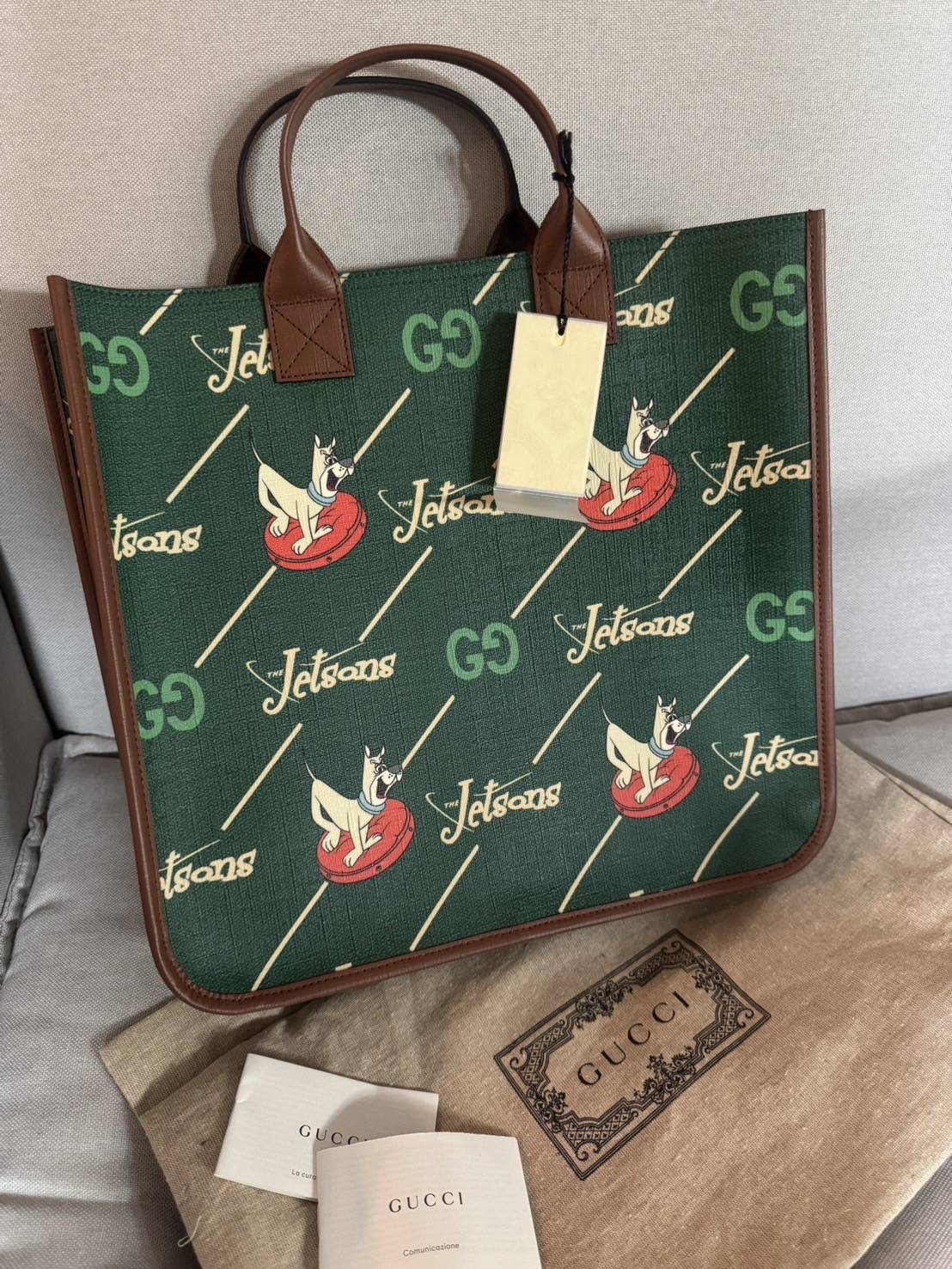 New Gucci Tote GUCCi Printed Jetsons Tote Bag Size สูง 12.5 นิ้ว x กว้าง 13 นิ้ว x ลึก 3 นิ้ว♦️♦️♦️