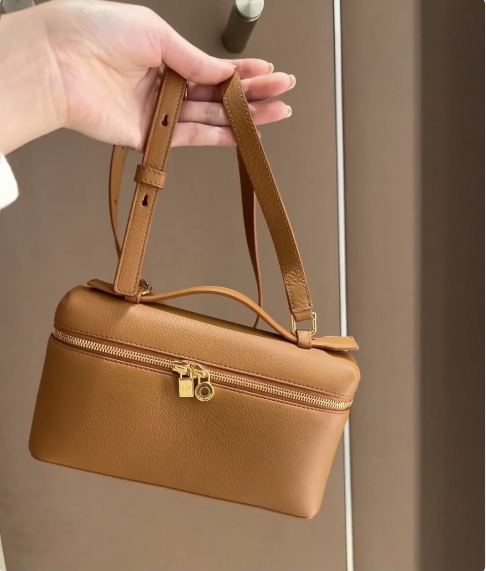 [Pre-order] Loro Piana รุ่น L19 Extra Pocket Pouch Brown Calfskin งานเกรดคุณภาพเทียบแท้ VIP QUALITY