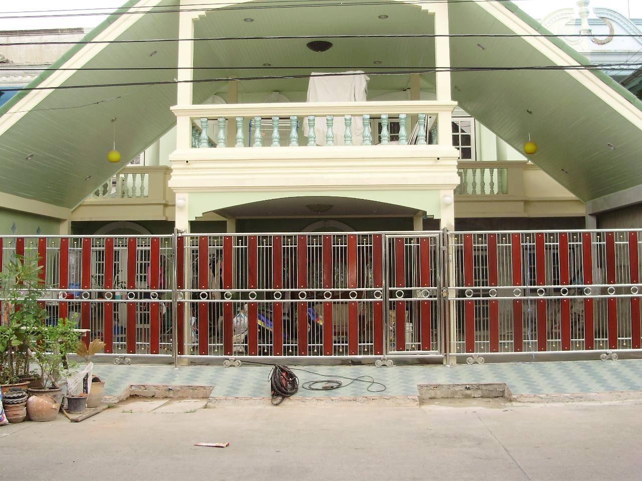 รั้วหน้าบ้าน