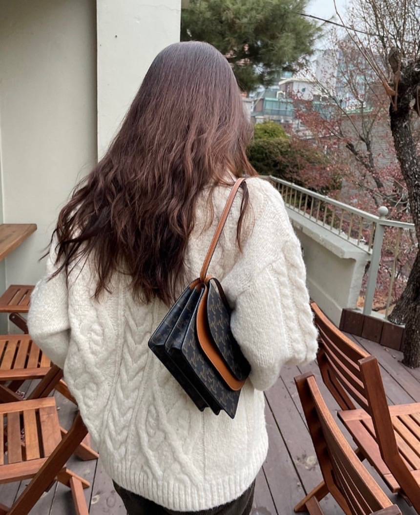 New Celine wallet on strap สายถอดได้ มีช่องใส่บัตร มีช่องซิป ใส่มือถือได้ค่ะ ขนาด 8 x 5 x 2 นิ้ว