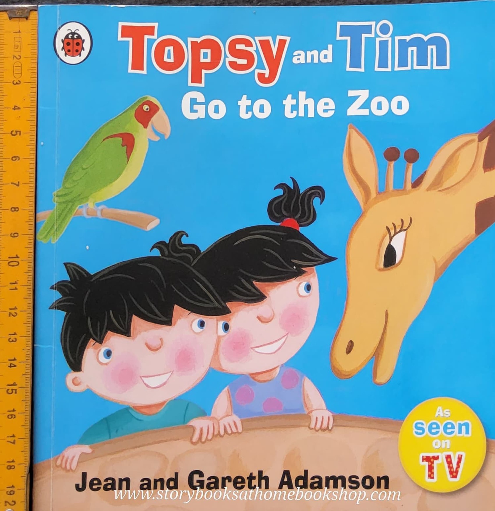 หนังสือนิทานปกอ่อน ** 🍅🍅TOPSY AND TIM GO TO THE ZOO(ตำหนิเขียนชื่อปกในค่ะ)