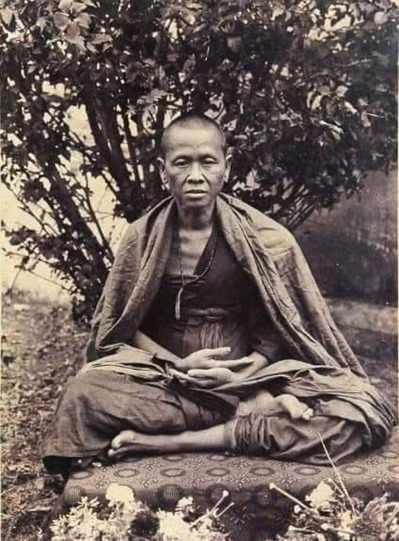 บูชาแล้ว พระทันตธาตุพอกครั่ง + พระเกศาพอกครั่งและพระอัฐิธาตุ ครูบาเจ้าศรีวิชัย ชุดนี้ได้มาจาก คุณลุงชัย ชาวบ้านปาง เจ้าของเดิมคือคุณพ่อของลุงชัย ชื่อพ่อหนานคำเมือง ท่านสิ้นแล้วตั้งแต่ปี ๒๕๒๙ หากท่านมีอายุอยู่ถึงตอนนี้ก็จะมีอายุประมาณ ๑๐๘ ปี (บันทึก พ.ศ.๒๕