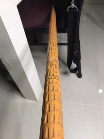 ไม้เท้าครูบาชัยยะวงศา เล่มนี้ ไม่มีจาร ได้มาจากชาวกะเหรี่ยงท่านหนึ่ง ปัจจุบัน (ปี 2565) อายุ 80-90 ปีแล้ว ตอนที่ไปเอาไม้เท้านี้ เพื่อน ๆ เพื่อนบ้านคุณลุงท่านก็ไปเอาไม้เท้าที่บ้าน ของตัวเองให้ นำมารวม ๆ กัน จึงได้มา 5 เล่มในคราวเดียวกัน